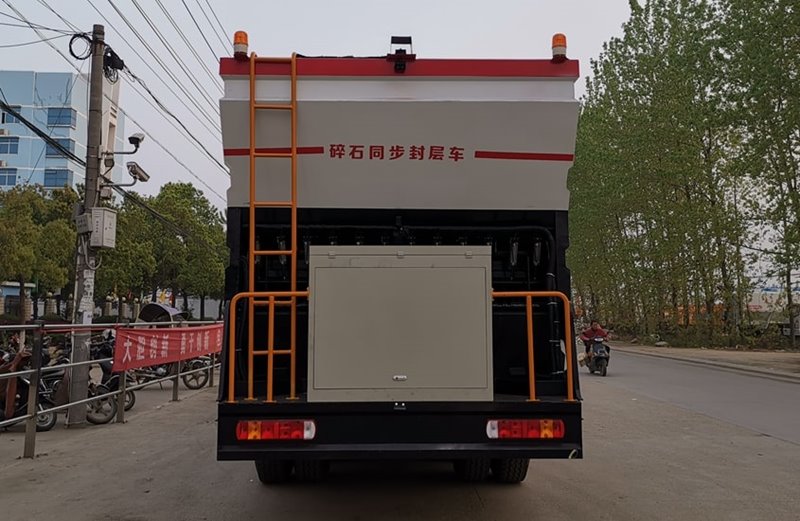 重汽前四后八同步碎石封層車-四橋同步碎石封層車