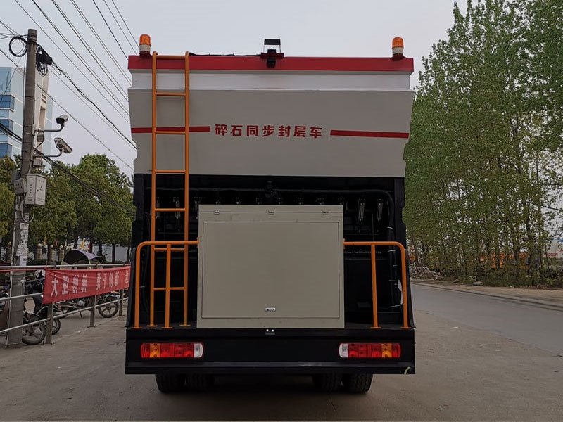重汽前四后八同步碎石封層車-四橋同步碎石封層車