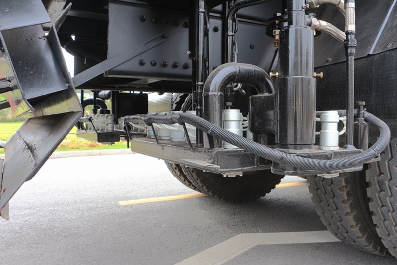 重汽后雙橋同步碎石封層車
