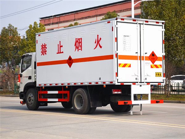 國(guó)六福田瑞沃5.2米腐蝕性物品廂式運(yùn)輸車(chē)廠(chǎng)家直銷(xiāo)
