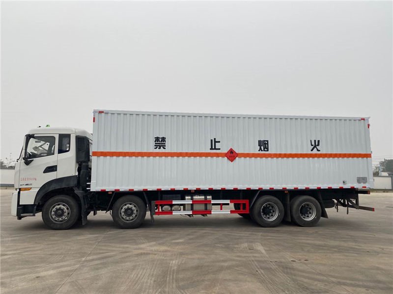 國(guó)六東風(fēng)天龍KL前四后八9.4米易燃?xì)怏w廂式運(yùn)輸車