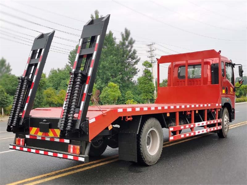 豪沃國(guó)六單橋挖機(jī)平板拖車口碑不錯(cuò)