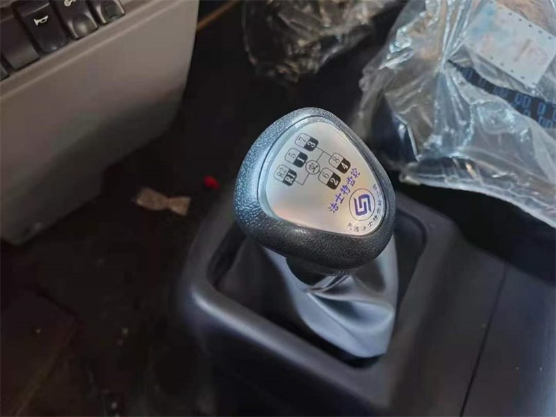 240馬力東風(fēng)天錦國六小三軸（前四后四）平板運(yùn)送車