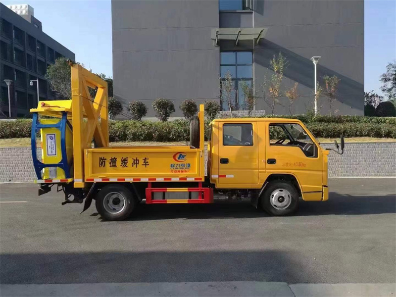 公路防撞緩沖車江鈴藍牌價格