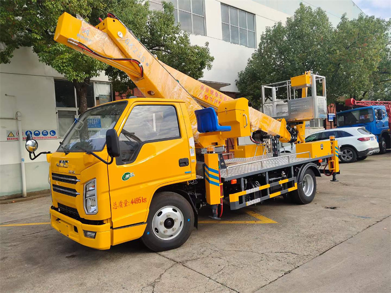 江鈴藍(lán)牌21米23米高空作業(yè)車(chē)客戶(hù)試車(chē)中