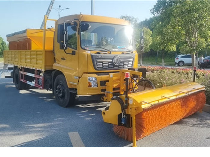 國(guó)六東風(fēng)天錦除雪車加裝掃雪滾刷