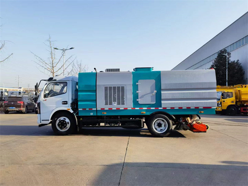 福瑞卡8方后滾刷吸塵車現(xiàn)車