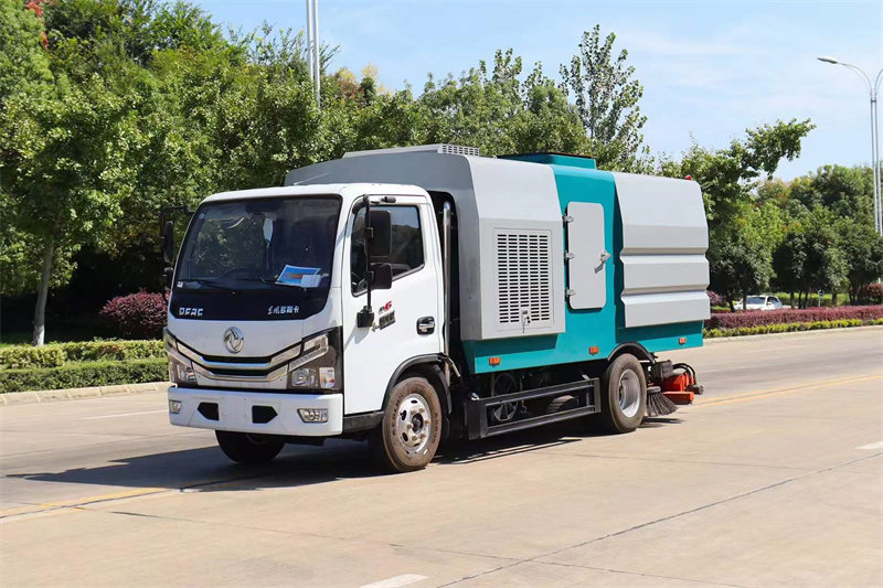 小多利卡5方后滾刷吸塵車現(xiàn)車