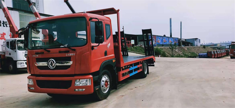 多利卡D9平板車?yán)?50挖機(jī)來去自如