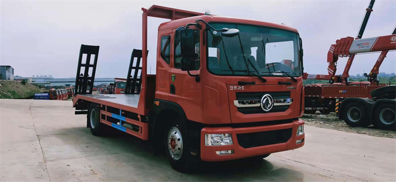 多利卡D9平板車?yán)?50挖機(jī)來去自如
