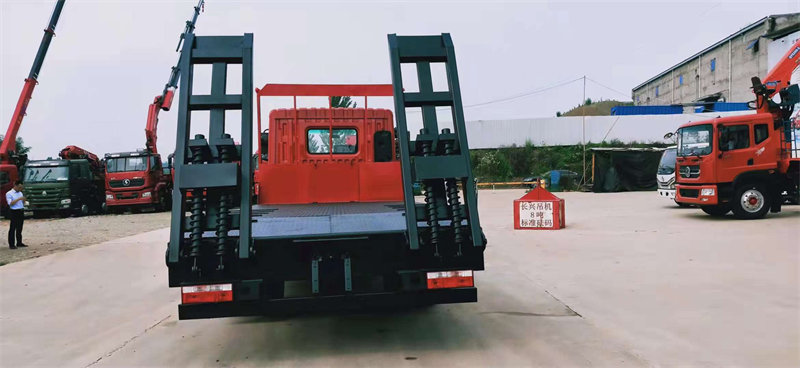 多利卡D9平板車?yán)?50挖機(jī)來去自如