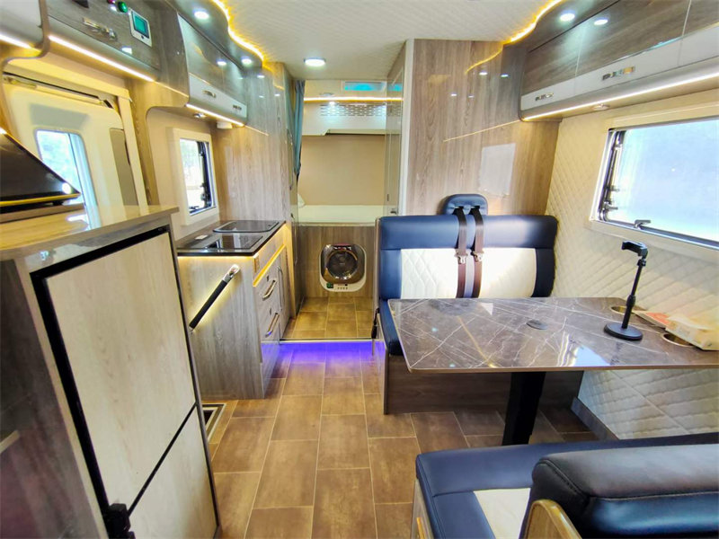躍進(jìn)H500輕卡房車空間大