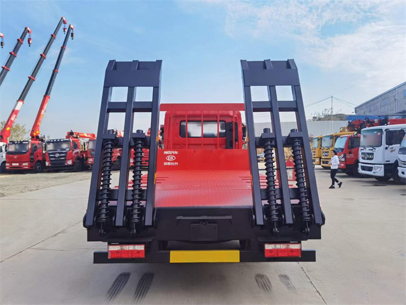 東風(fēng)福瑞卡國六平板車出發(fā)