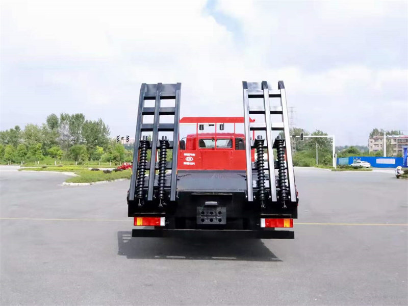 國(guó)六東風(fēng)平板車(chē)現(xiàn)車(chē)