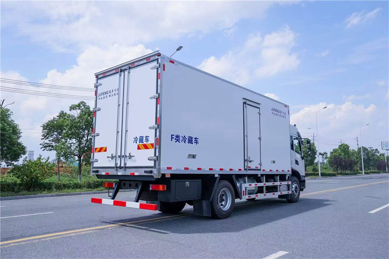 國(guó)六東風(fēng)天錦KR6.8米冷藏車(chē)