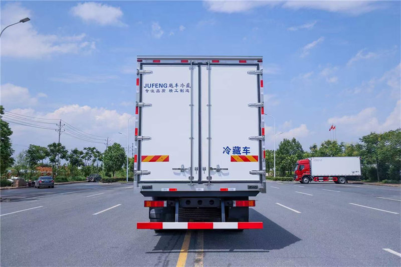 國(guó)六東風(fēng)天錦KR6.8米冷藏車(chē)