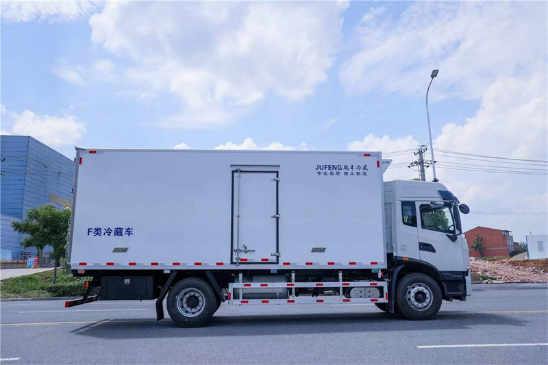 國(guó)六東風(fēng)天錦KR6.8米冷藏車(chē)