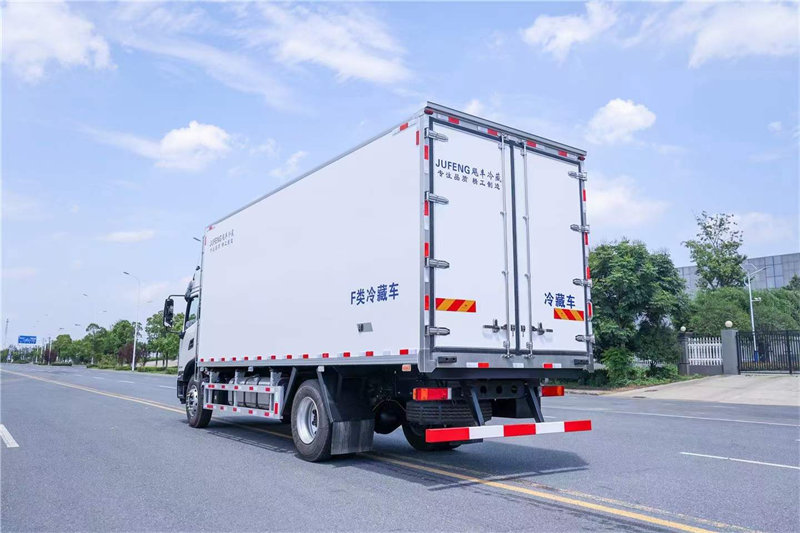 國(guó)六東風(fēng)天錦KR6.8米冷藏車(chē)