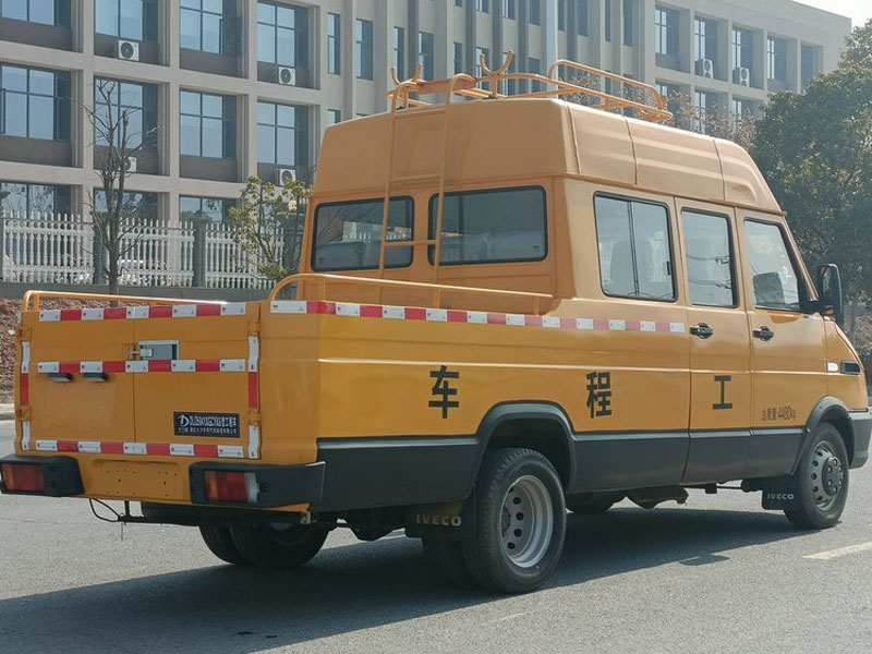 依維柯牌NJ5046XGCZ5A-2型得意9座電力工程車