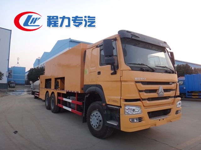 重汽豪沃稀漿封層車