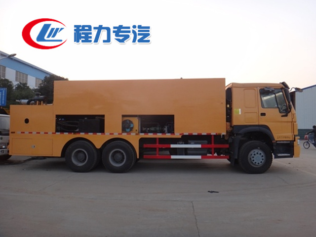 重汽豪沃稀漿封層車