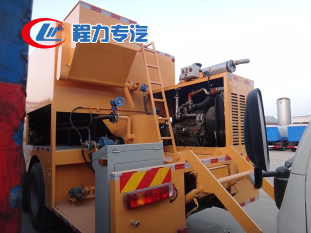 重汽豪沃稀漿封層車
