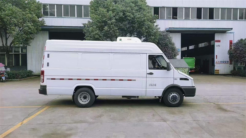 國六依維柯長軸面包冷藏車