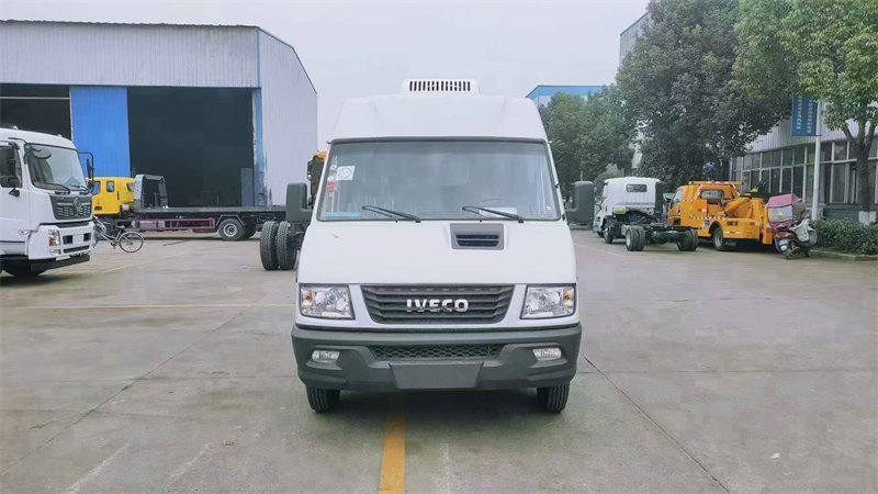 國六依維柯長軸面包冷藏車
