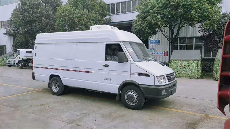國六依維柯長軸面包冷藏車
