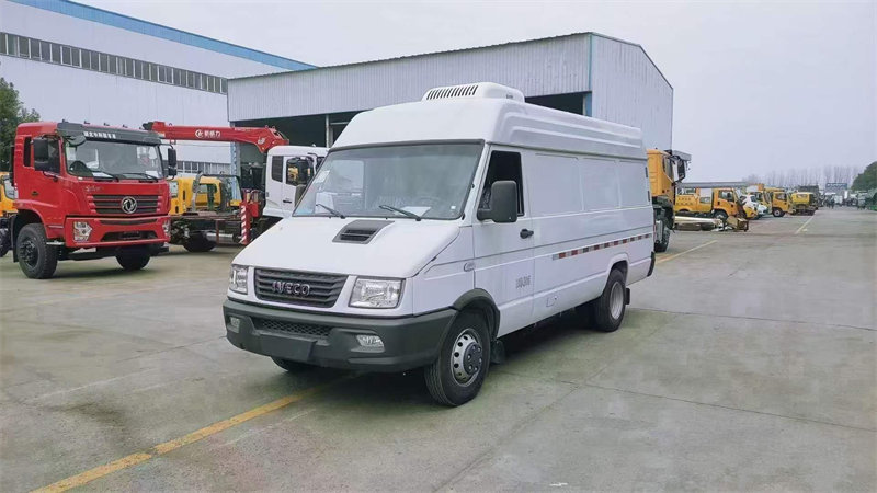 國六依維柯長軸面包冷藏車