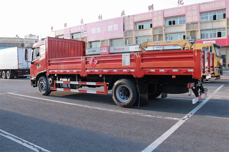 東風(fēng)天錦6.8米氣瓶運輸車