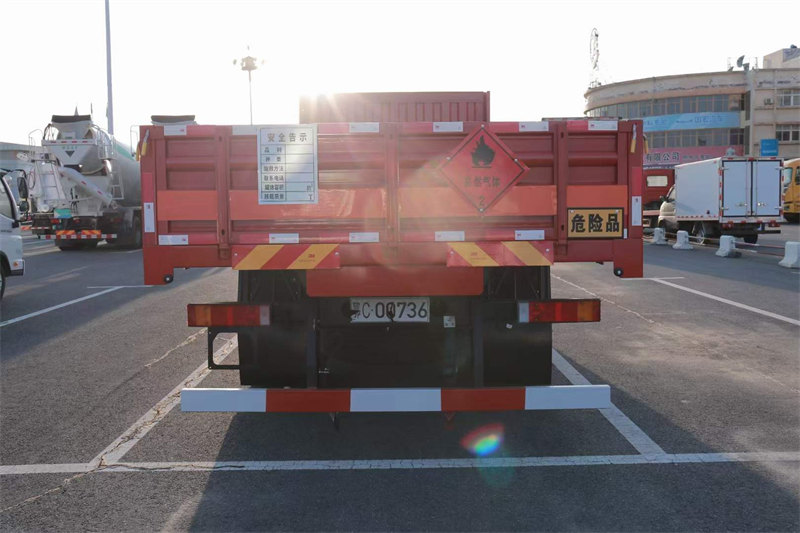 東風(fēng)天錦6.8米氣瓶運輸車