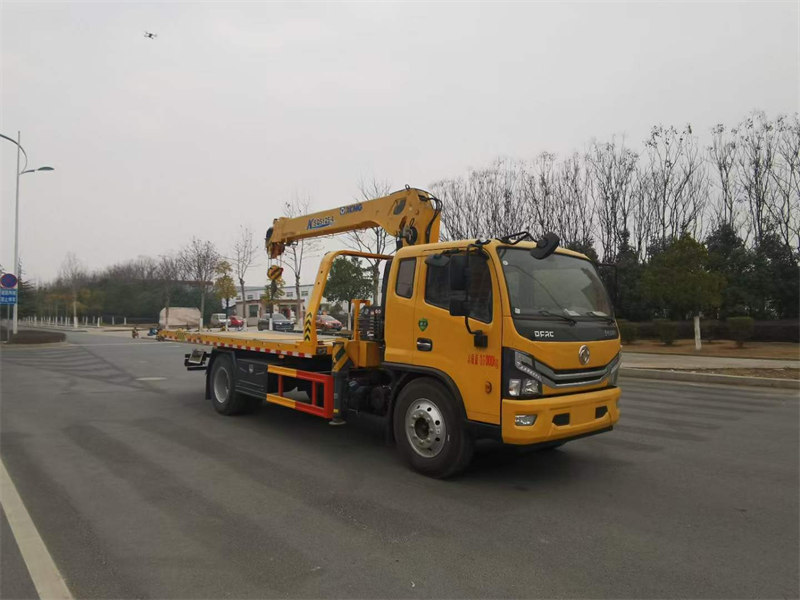 東風多利卡D8帶吊一托二清障車