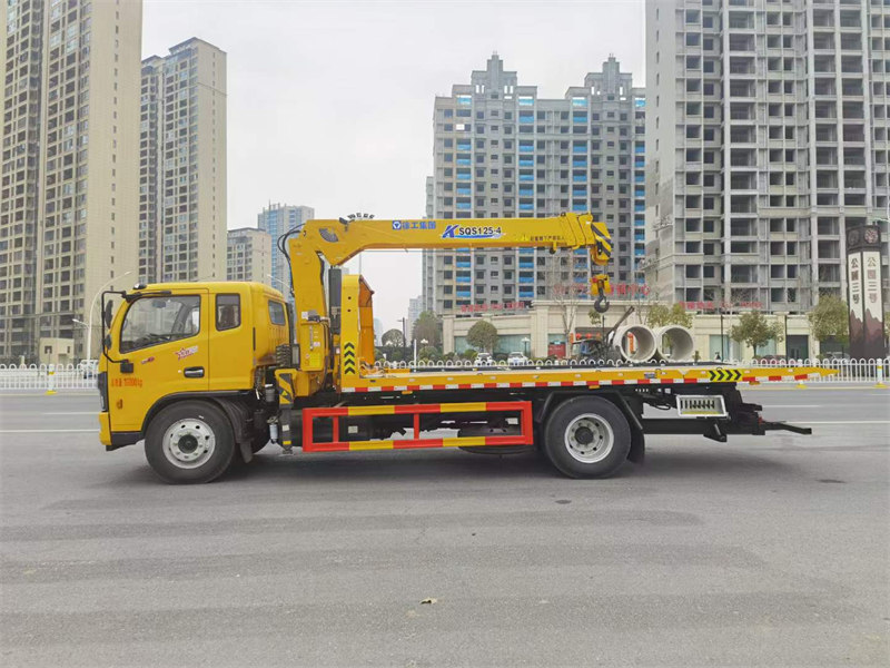 東風多利卡D8帶吊一托二清障車