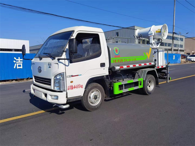 解放藍(lán)牌灑水車帶霧炮