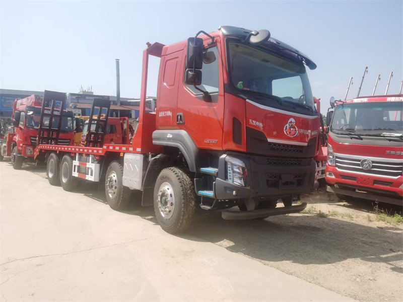 柳汽平板車(chē)準(zhǔn)備發(fā)車(chē)
