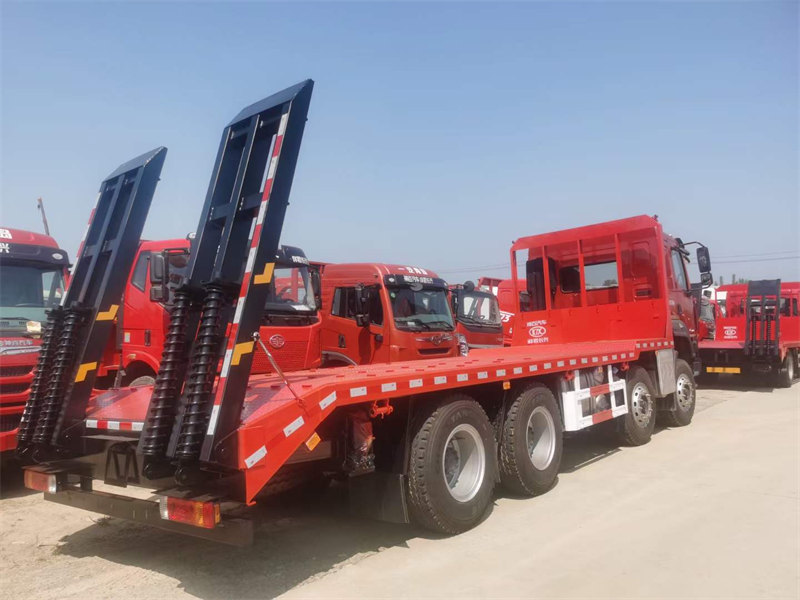 柳汽平板車(chē)準(zhǔn)備發(fā)車(chē)