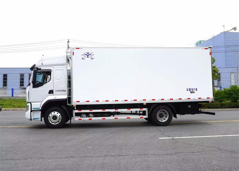 柳汽乘龍H5高頂雙臥冷藏車(chē)