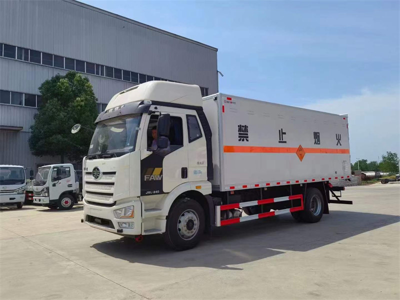 爆破器材運(yùn)輸車245馬力高頂雙臥
