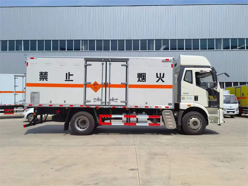 爆破器材運(yùn)輸車245馬力高頂雙臥