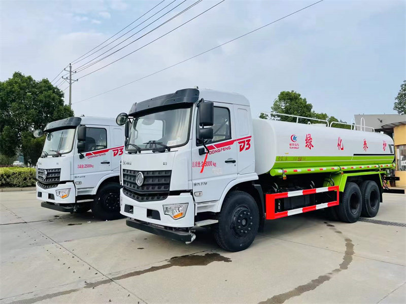 東風(fēng)專底23立方米灑水車發(fā)車