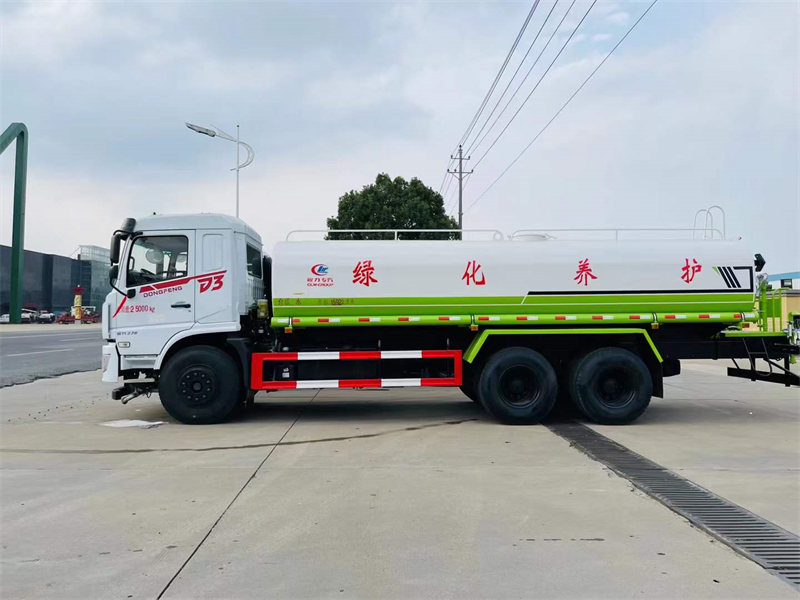 東風(fēng)專底23立方米灑水車發(fā)車