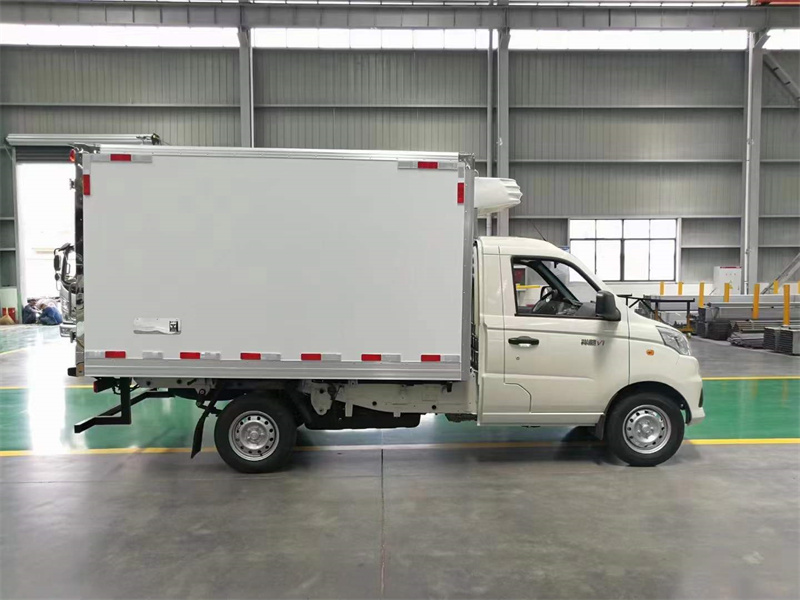 國(guó)六福田祥菱V1冷藏車(chē)吉時(shí)發(fā)車(chē)