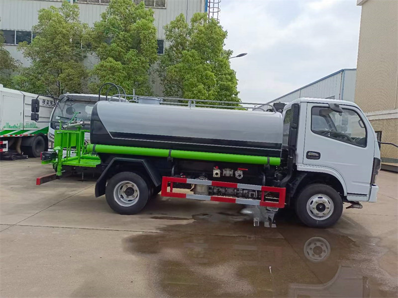 東風5方灑水車現(xiàn)車9.8萬