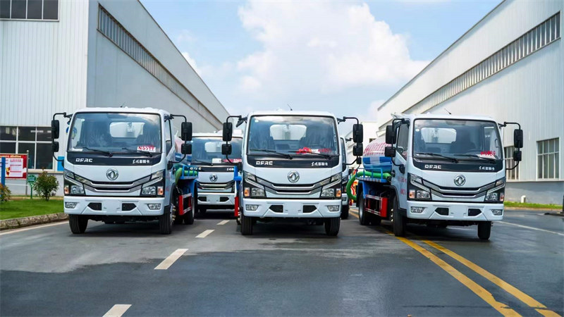 小多利卡吸糞車7臺發(fā)車