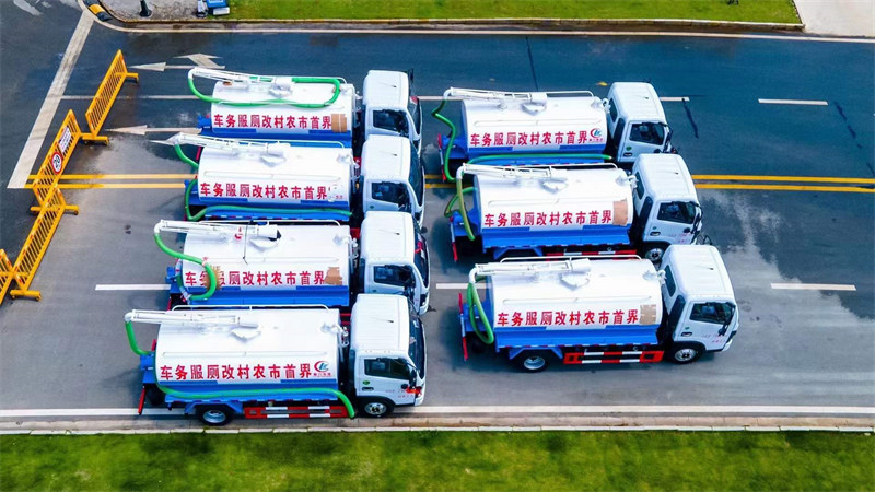 小多利卡吸糞車7臺發(fā)車