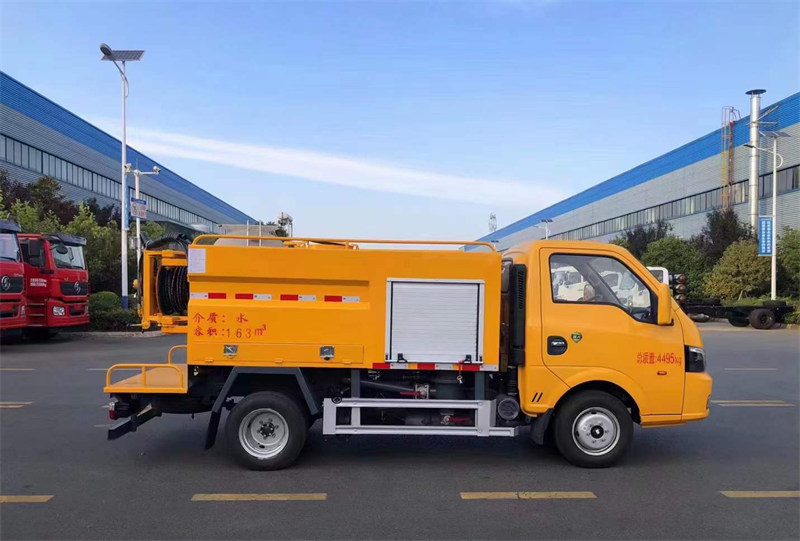 新款東風(fēng)途逸高壓清洗車現(xiàn)車
