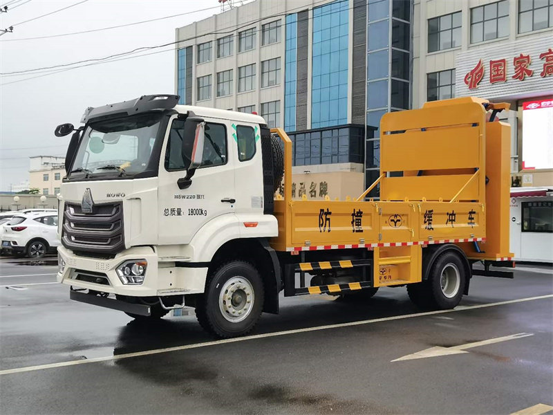 18噸防撞緩沖車豪沃新款寬體寬臥