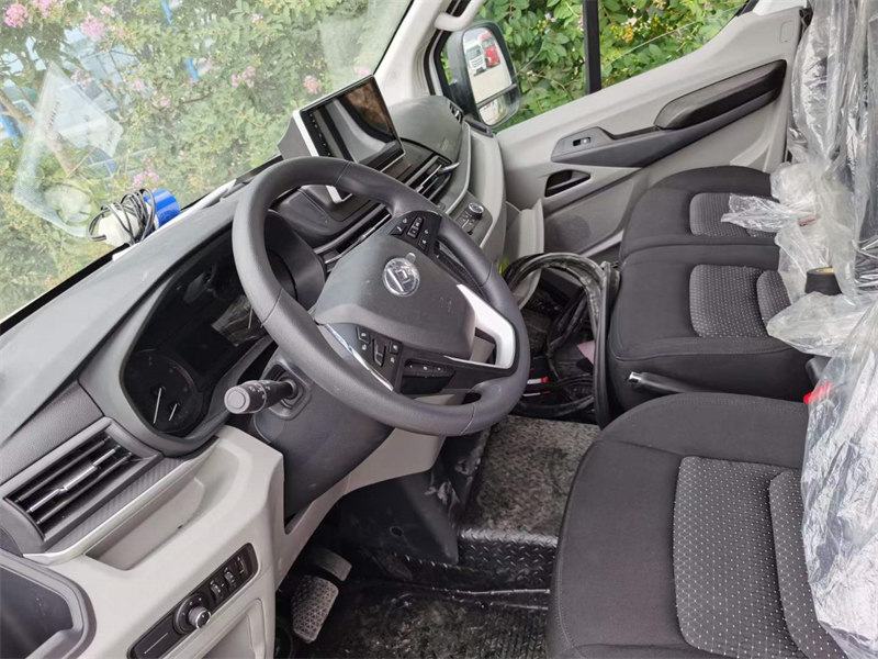 上汽大通V80自動擋冷藏車現(xiàn)車
