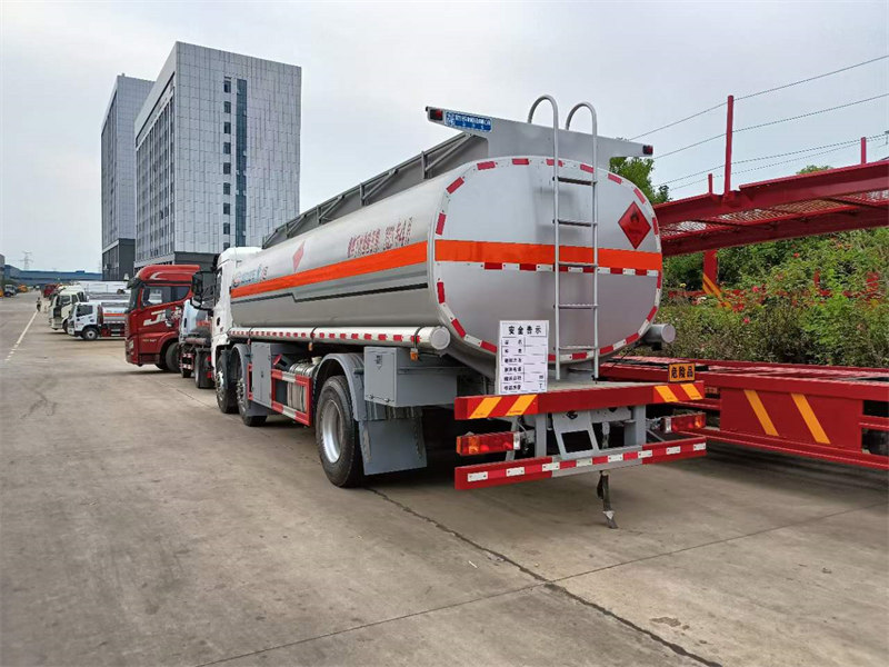 陜汽翼6危險(xiǎn)品小三軸油車性價(jià)高